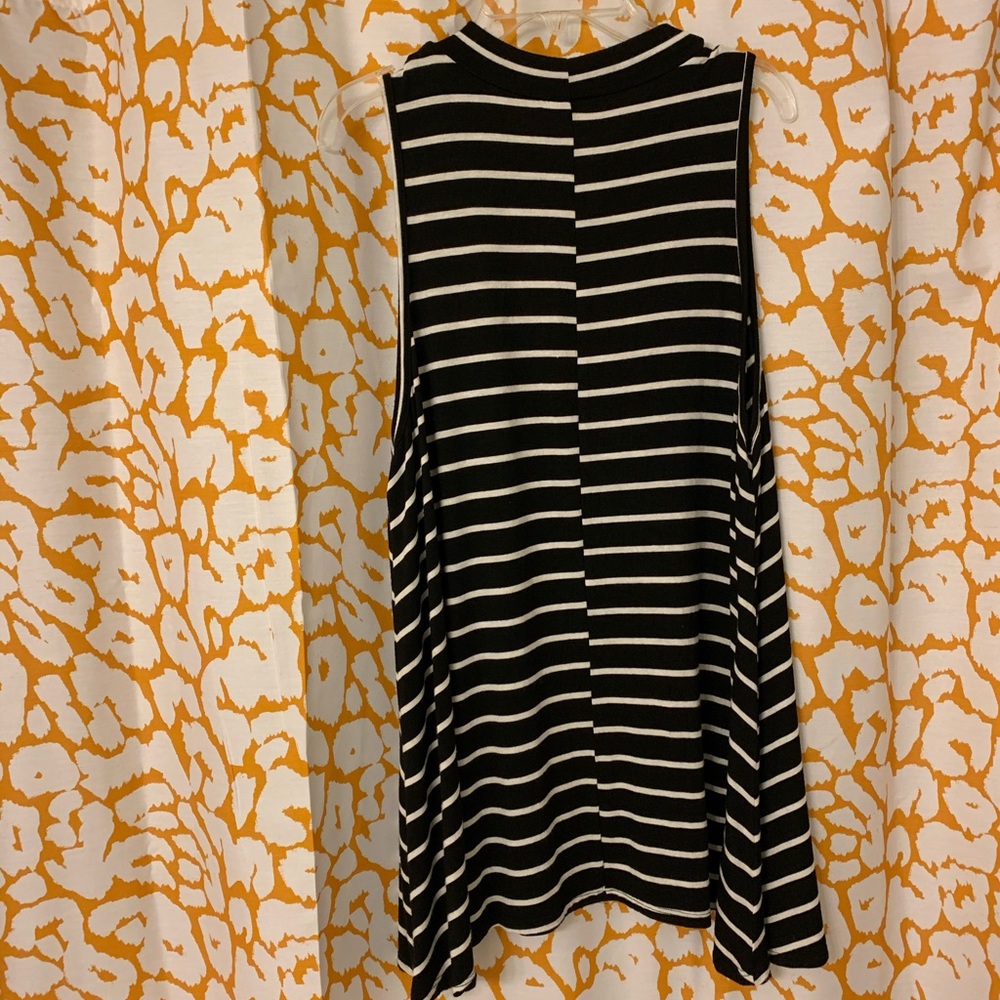 Super cute tank - Picture 4 of 4